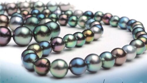 Picture of a shiny black-pearl neacklace