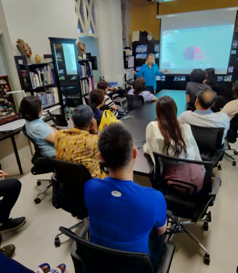 Picture of Tanja talking at gem jamming class